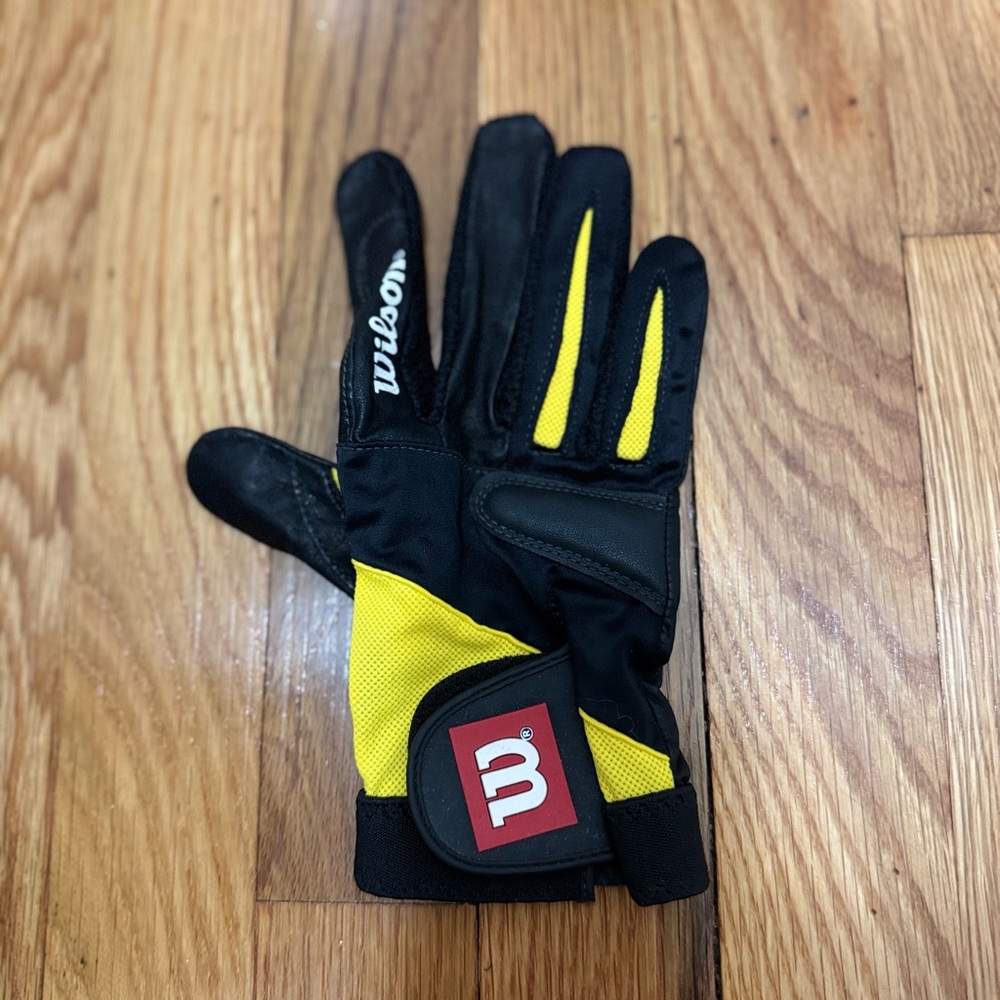 Wilson Size Medium Right Hand Glove Yellow And Black May Be Women’s
